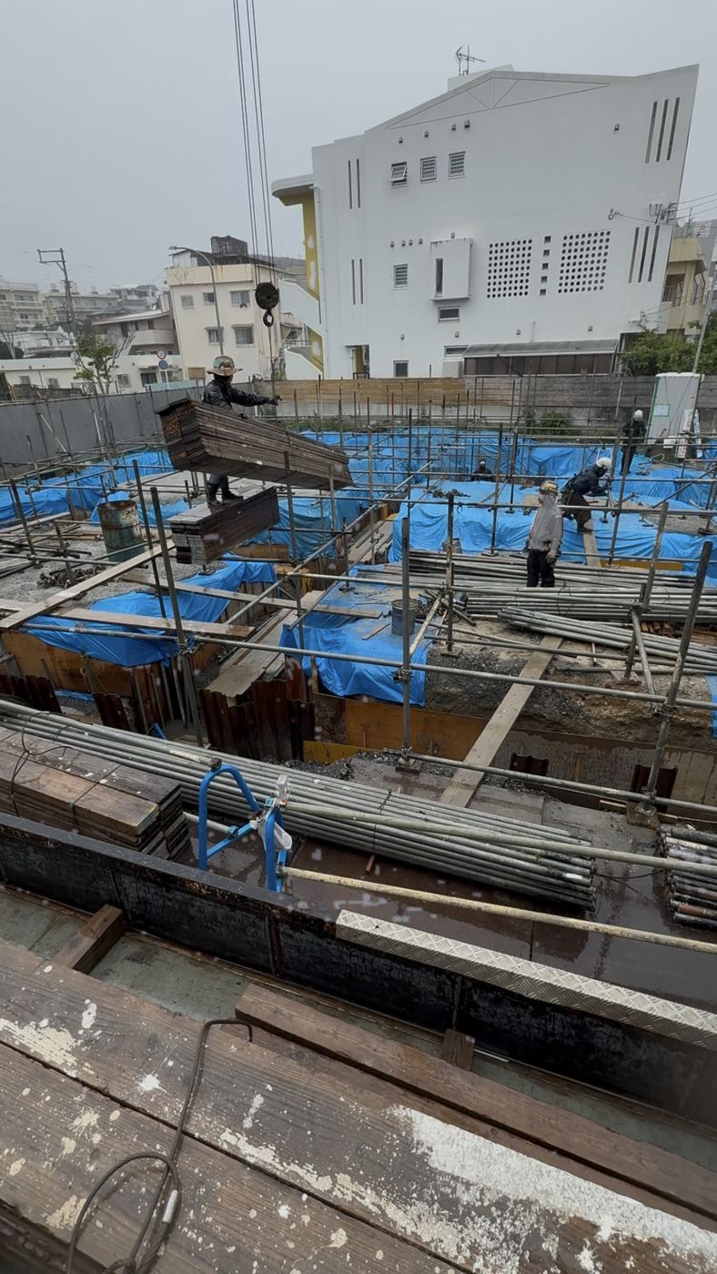 基礎工事の地足場と資材搬入